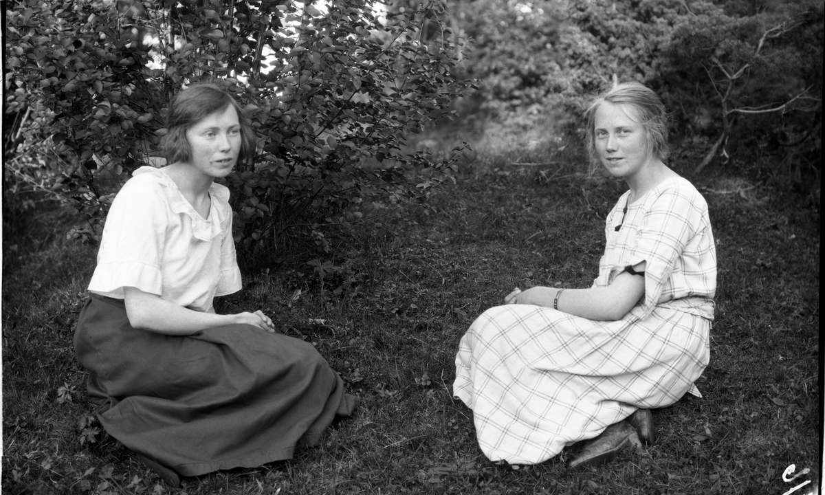 Margit (til høyre) og Lidveig Røisli. To bilder der de er sammen på det ene, Lidveig alene på det andre.