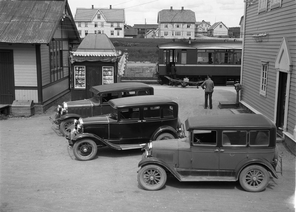 Biler ved Lena stasjon ca. 1930. Bilene er iflg. informant, fra venstre: Oakland årsm. 1929, Ford A årsm. 1930-31, og en ukjent amerikaner årsm. 1926-28.