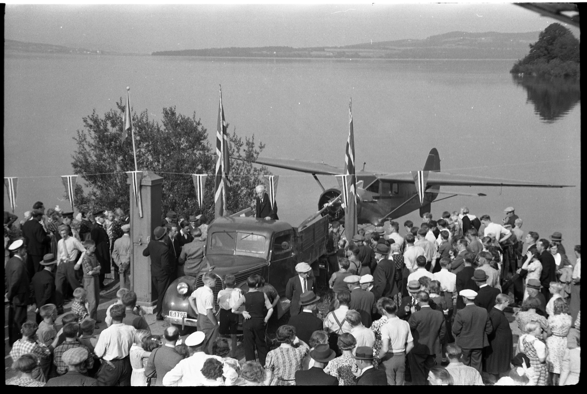 Fra innvielse av flyhavn i Smørvika på Kapp, Ø.Toten, 16.juli 1939. Serie på 12 bilder.
I en forhåndsomtale i Totens Blad heter det at det var Norsk Aeroklubb som hadde oppfordre flyklubbene rundt om i landet å ordne med flyhavner/-plasser for å lette sivilflygingen. Lena Flyveklubb tok initiativ ift. flyhavn i Smørvika.