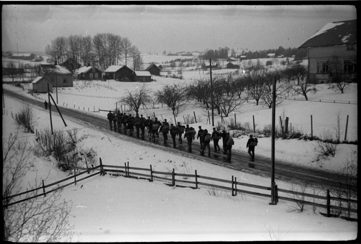 Norsk avdeling under tilbaketrekking langs daværende riksveg 33 på Kraby, Ø.Toten, i aprildagene 1940.