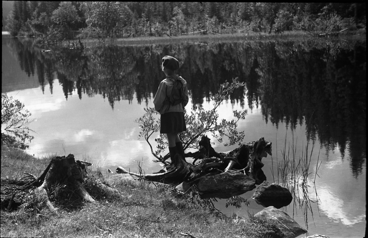 Sigrun Røisli i naturomgivelser. Serie på seks bilder, sannsynligvis fra Totenåsen, og bilde fem og seks trolig ved Skjeppsjøen.