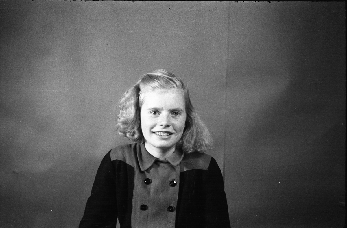 Alma Pedersen - Portrett med og uten hund. Serie på fem bilder. Alma var datter av fotografens svoger.