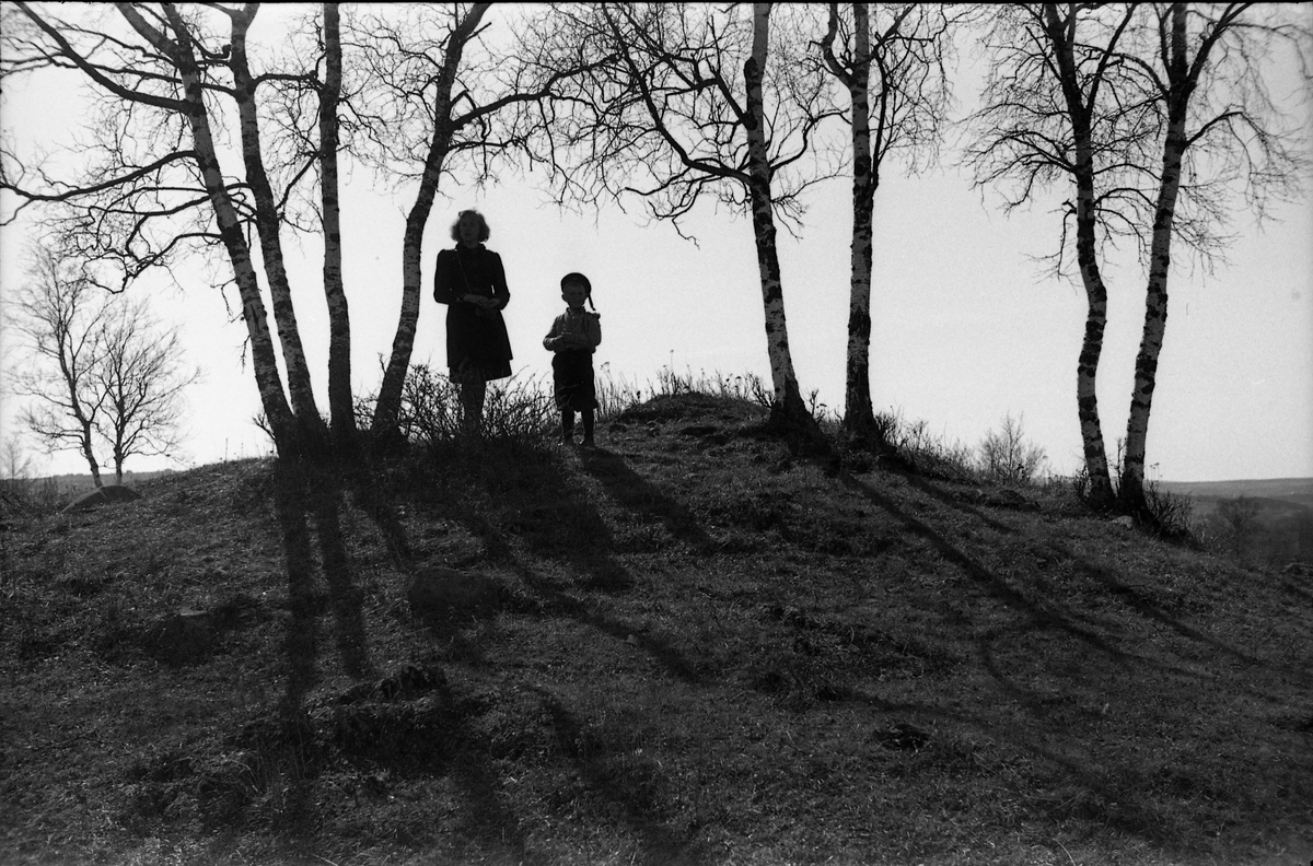 Sigrun og Kjell Røisli i Krabyenga våren 1946. To bilder.