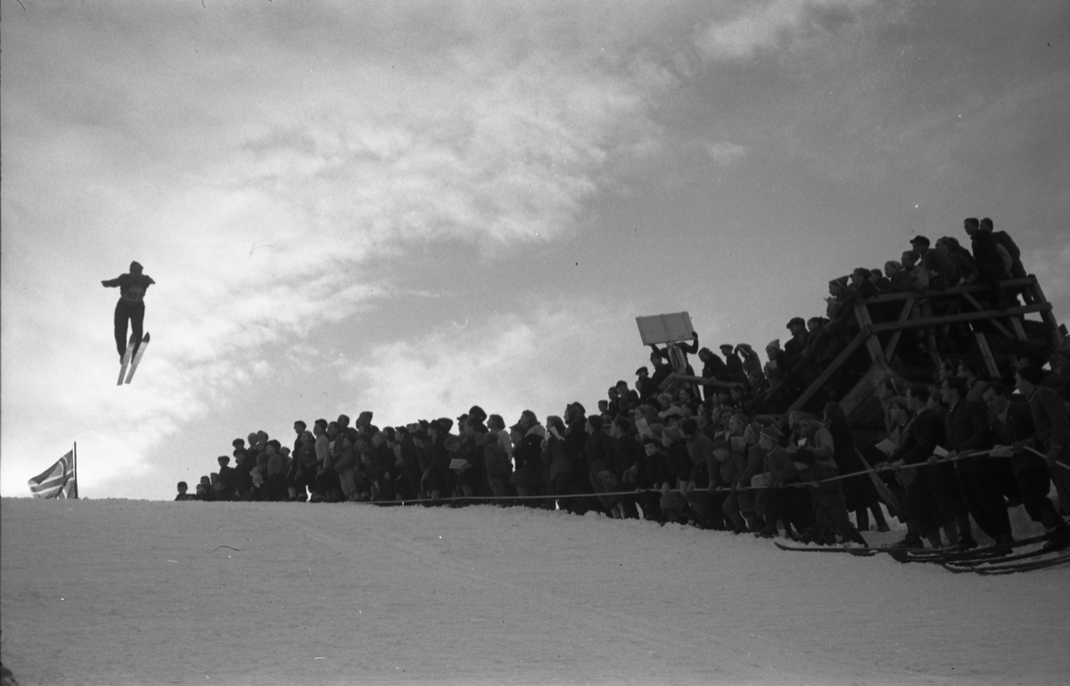 Hopprenn i Bratlandsbakken på Kapp, februar 1948. Hoppere i svevet. Serie på 17 bilder.
