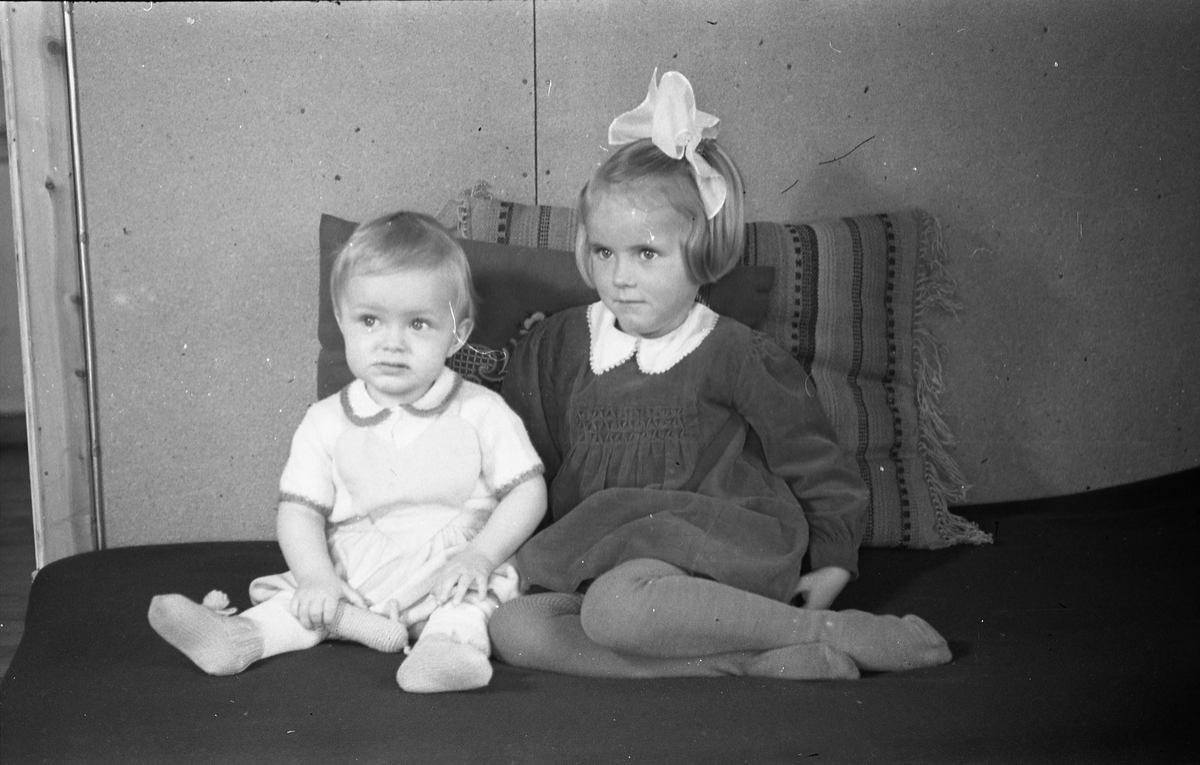 Portrett av to barn. Kari Hovengen og hennes bror Øyvind. Åtte bilder. På de tre siste er barna sammen med en uidentifisert kvinne.