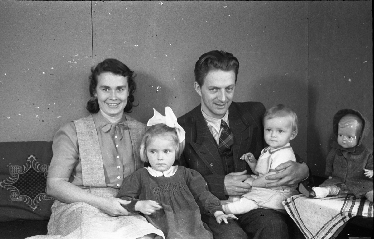 Ingrid og Per Hovengen med barna Kari og sønnen Øyvind. Seks bilder.
