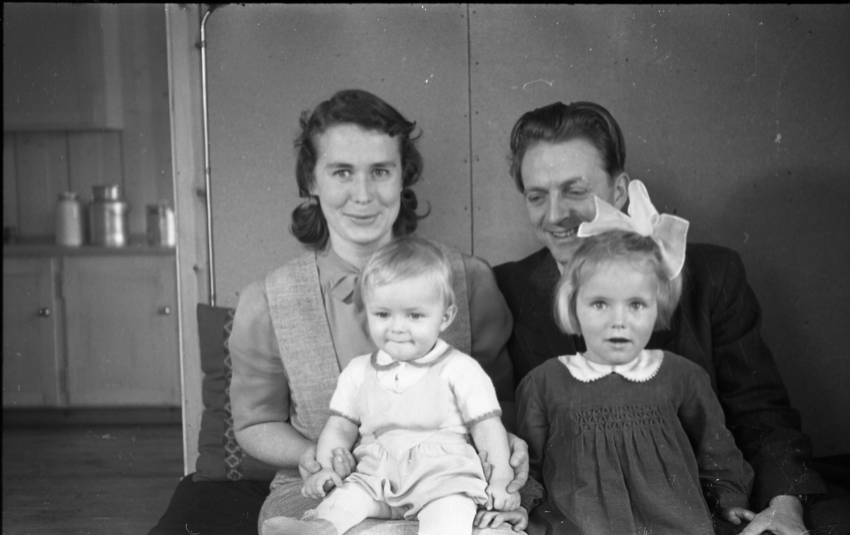 Ingrid og Per Hovengen med barna Kari og sønnen Øyvind. Seks bilder.