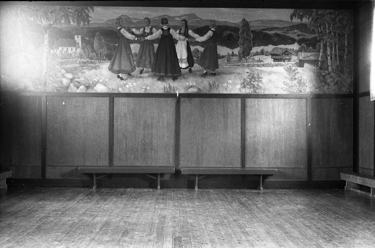 Interiørbilder, trolig fra Rogneby øvre (Toten Offentlige Skole), juli 1948. Serie på sju bilder.