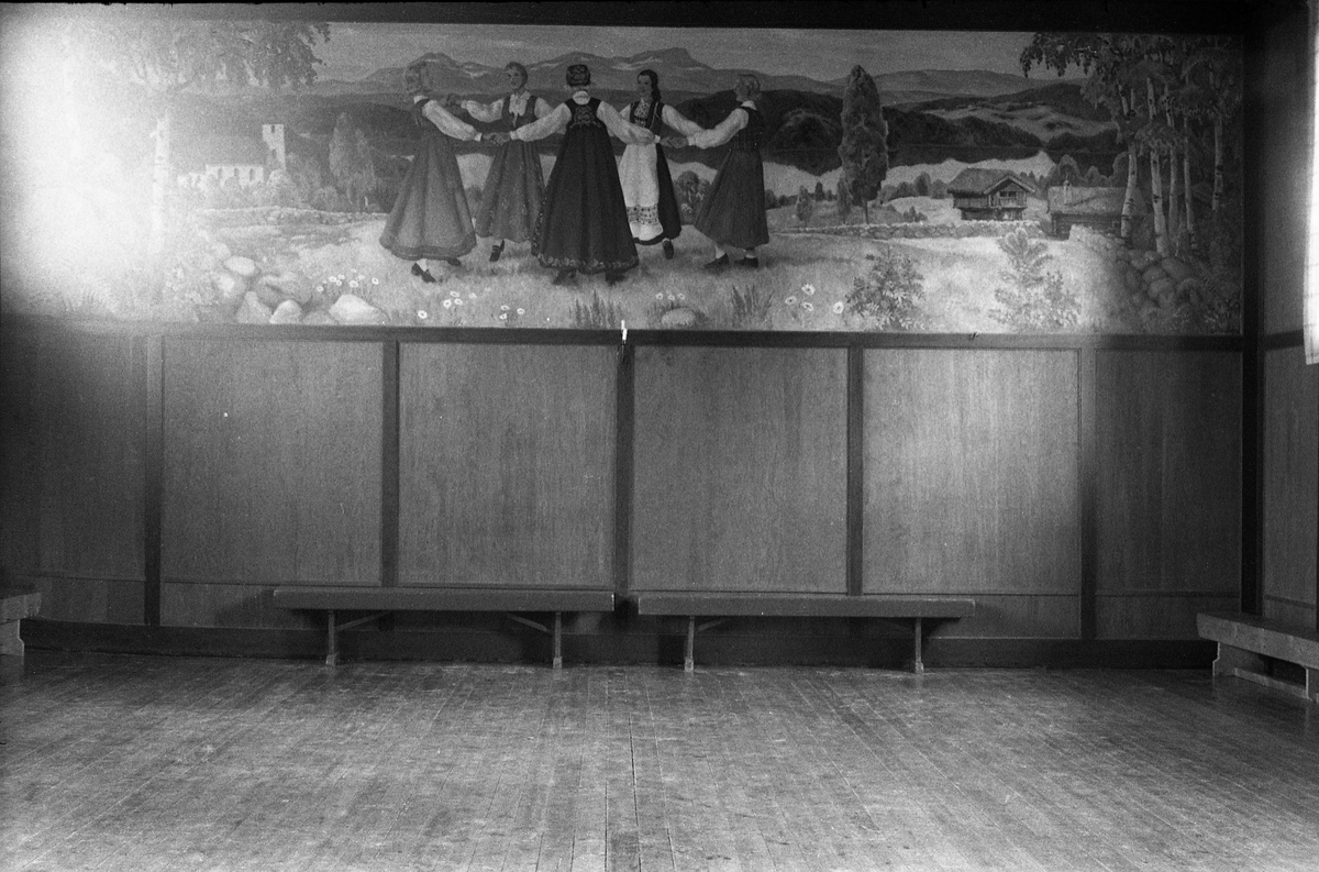 Interiørbilder, trolig fra Rogneby øvre (Toten Offentlige Skole), juli 1948. Serie på sju bilder.