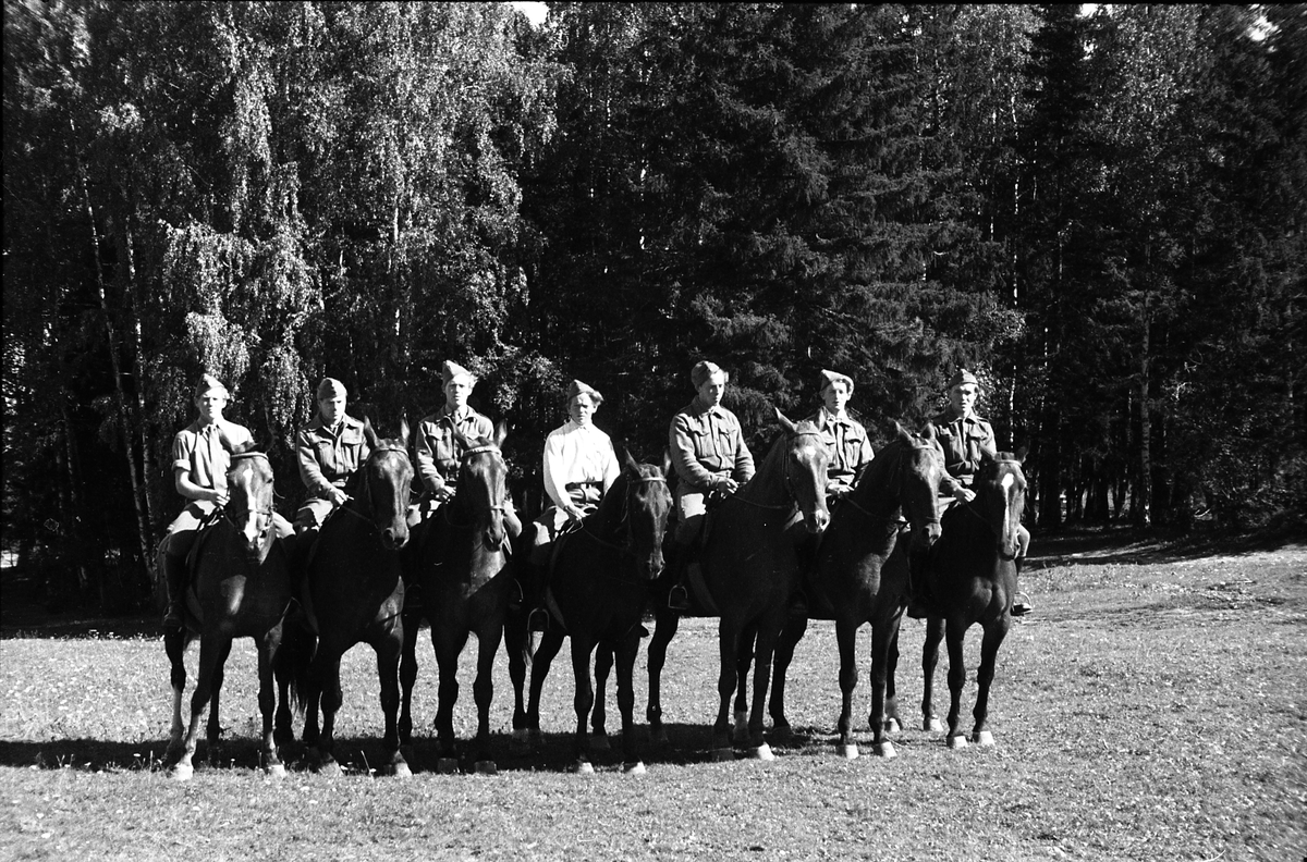 Militære ryttere ved Hærens Hesteskole på Starum august/september 1948. Ingen av rytterne er identifisert.
