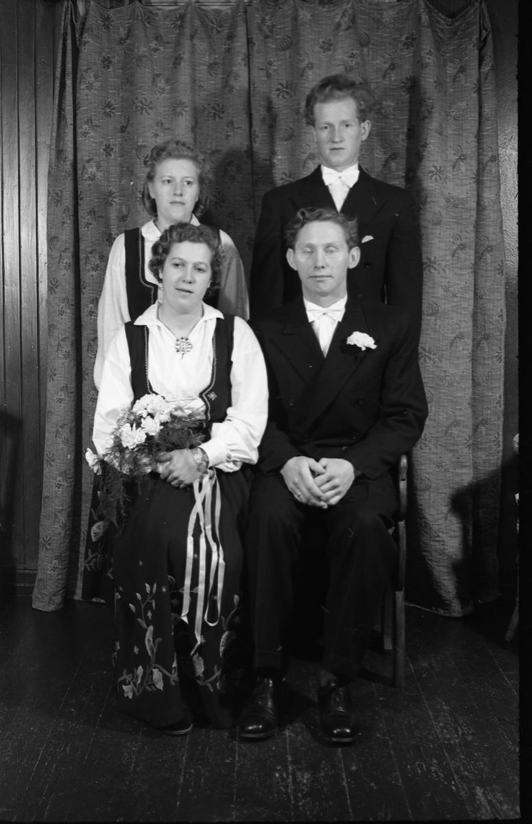 Brudeparet Kåre Nicolaysen og Reidun Sandvik, desember 1949. Serie på 11 bilder. Bildene 1-6 av brudeparet alene, 7-11 sammen med forloverne Knut og Synnøve Roset (f.Andersen).
