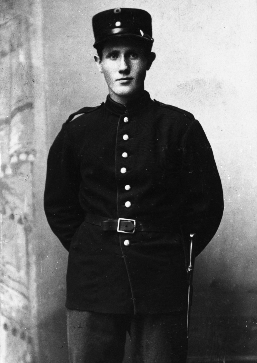 Ung soldat. Einar Solvang fra Vangsvik. Bildet tatt ca.1925.