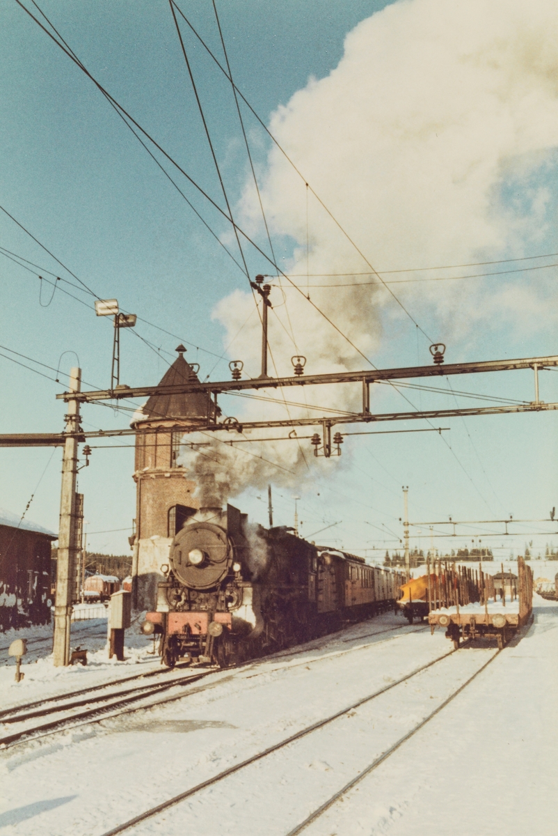 Godstog fra Skreia på Eina stasjon, trukket av damplokomotive type 31b 451.