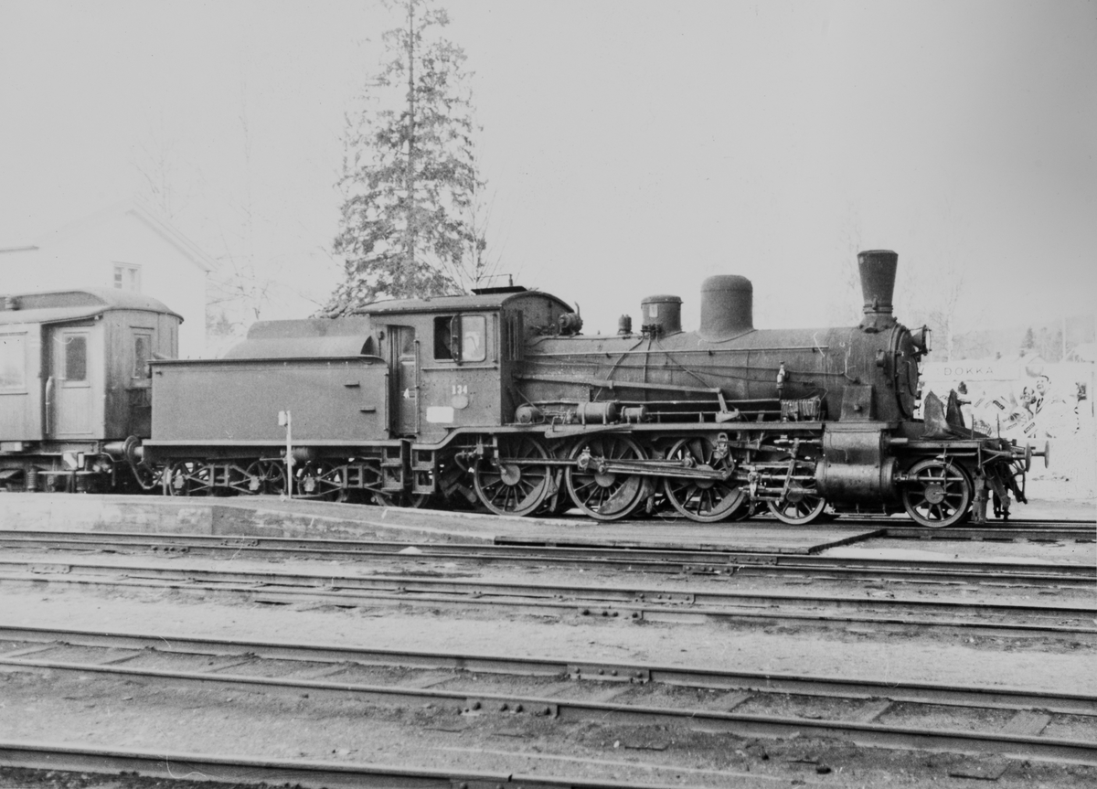 Damplokomotiv type 18c nr. 134 med persontog på Dokka stasjon på Valdresbanen