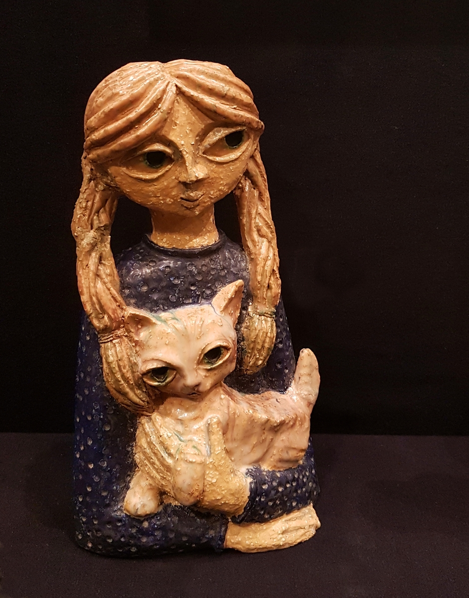Figurin eller skulptur i stengods, kallad Flicka med katt. Handmodellerad av formgivare Dorothy Clough, Gefle Porslinsfabrik.