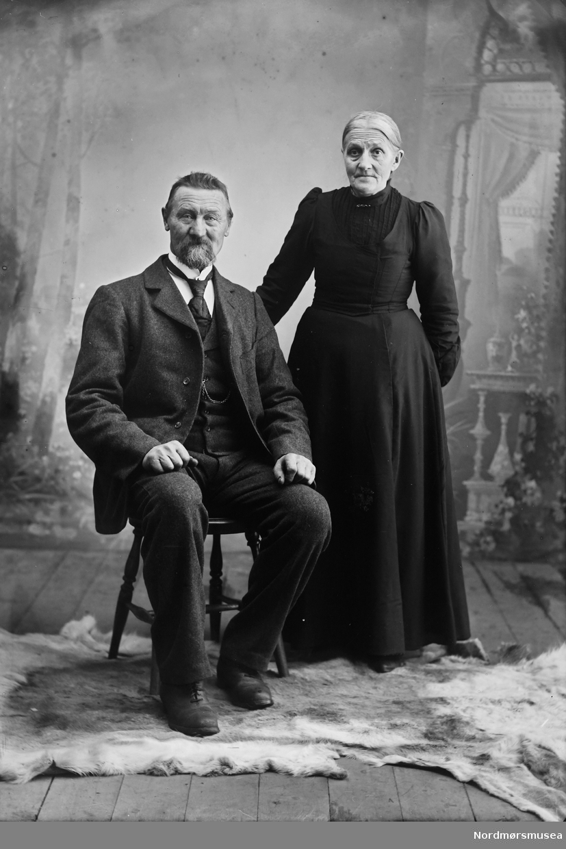 Ektepar, eldre, atelier. Anders Evens. Snøva (1848 - 1925) og kona Marit Olsdtr. f. Svisdal (1845 - 1914). Dei var gardbrukarpar i Østu på Snøva 1877 - 1914
