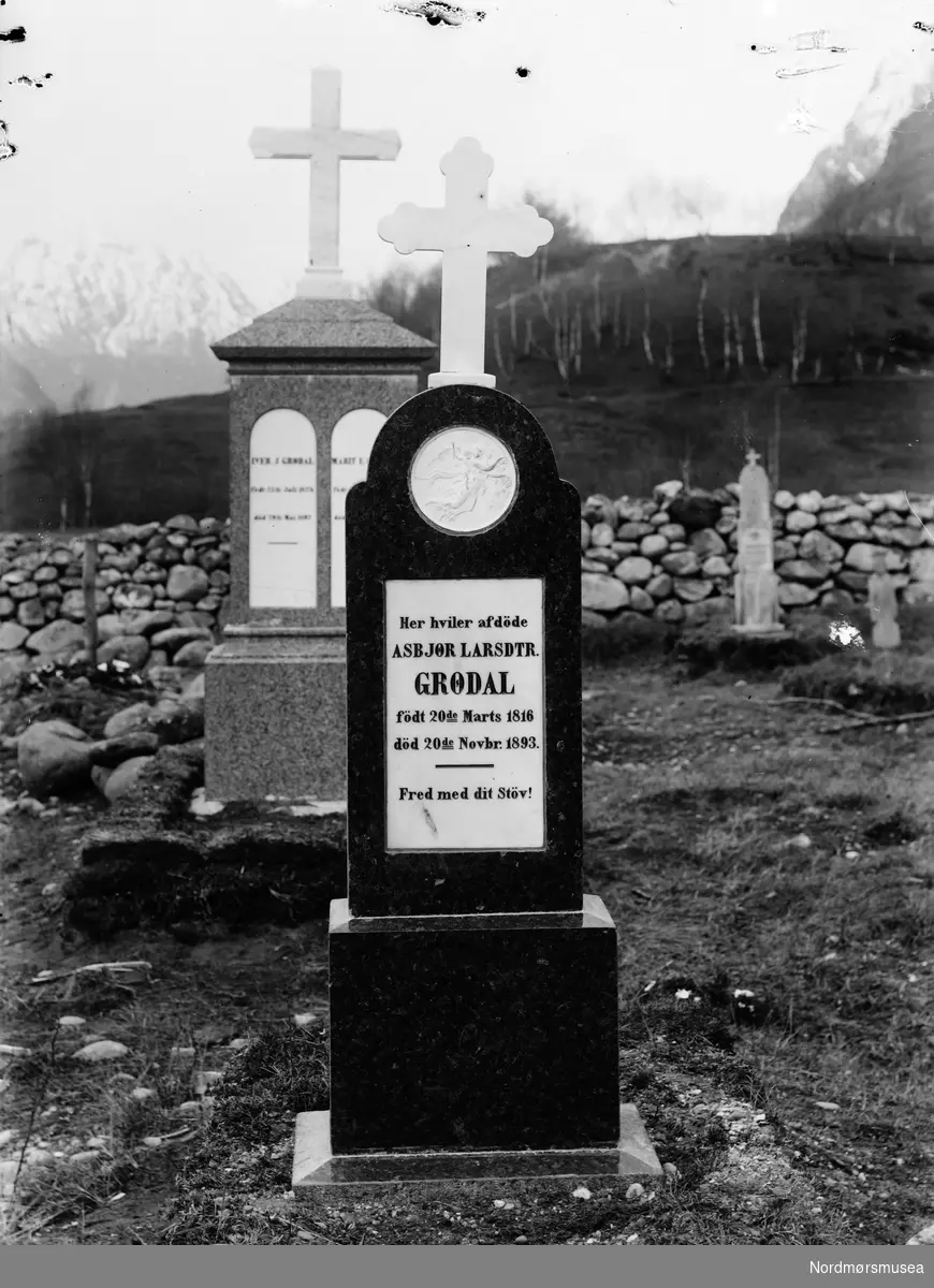Foto av en gravstein på en kirkegård, trolig i Sunndal kommune.  Steinen bærer navnet: Asbjør Larsdtr. Grødal (f. 20.03.1816 - d. 20.11.1893). Fra Sunndal museumslags fotosamlinger.
