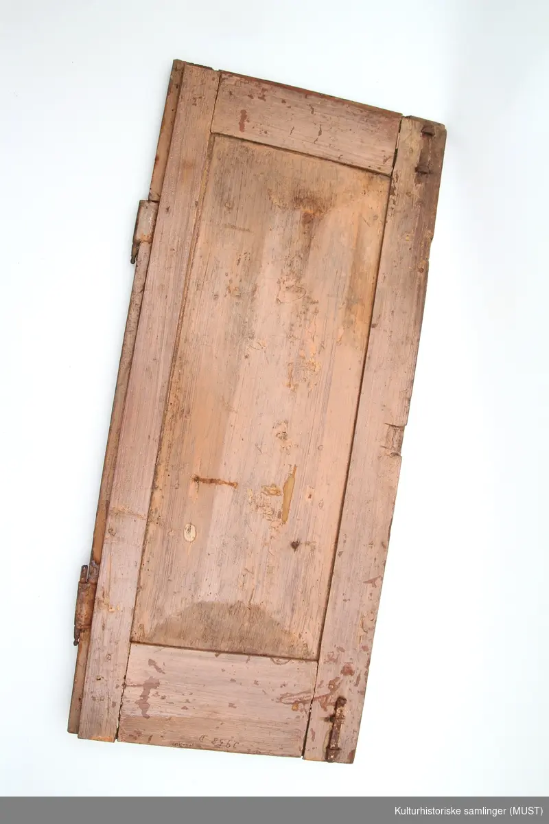 Dør som opprinnelig har vært en stolstadedel, men som senere har blitt brukt til dør i et hjørneskap.