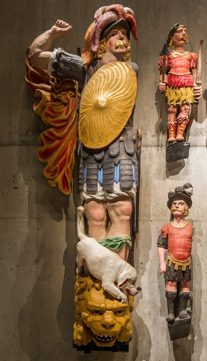 Vasautställning "Makten och härligheten" bemålade skulpturer