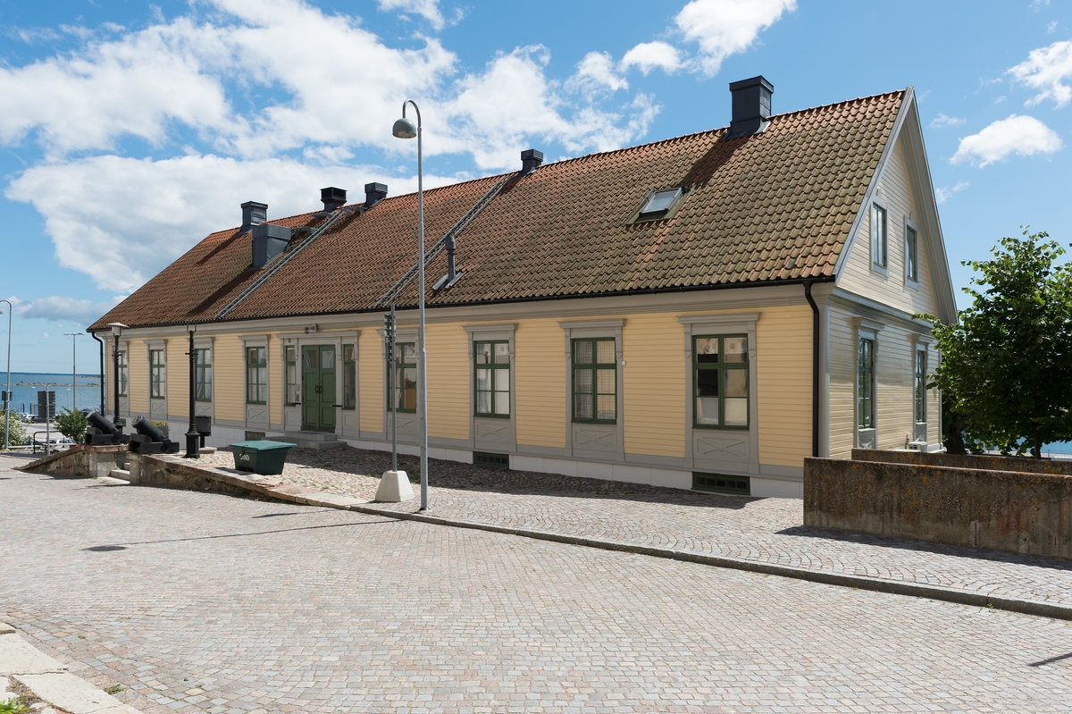Fotodokumentation på Marinbasen i Karlskrona. Varvsamiralens kansli på Kansligatan, Warf Amirals Canzeli benämndes huset vid uppförandet 1809. Huset användes också av konstruktionschefen som kontor och ritrum.