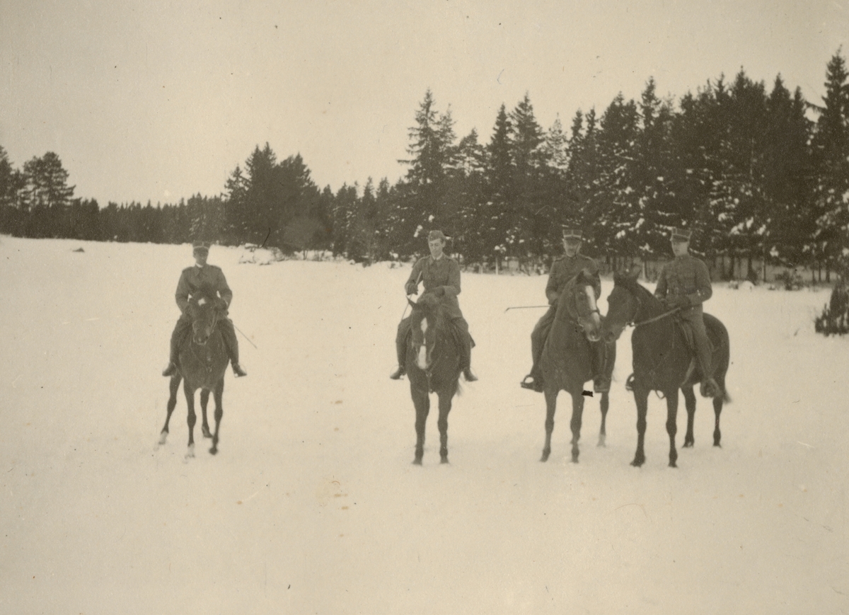 Vinterbild med soldater från Södermanlands regemente I 10 till häst.