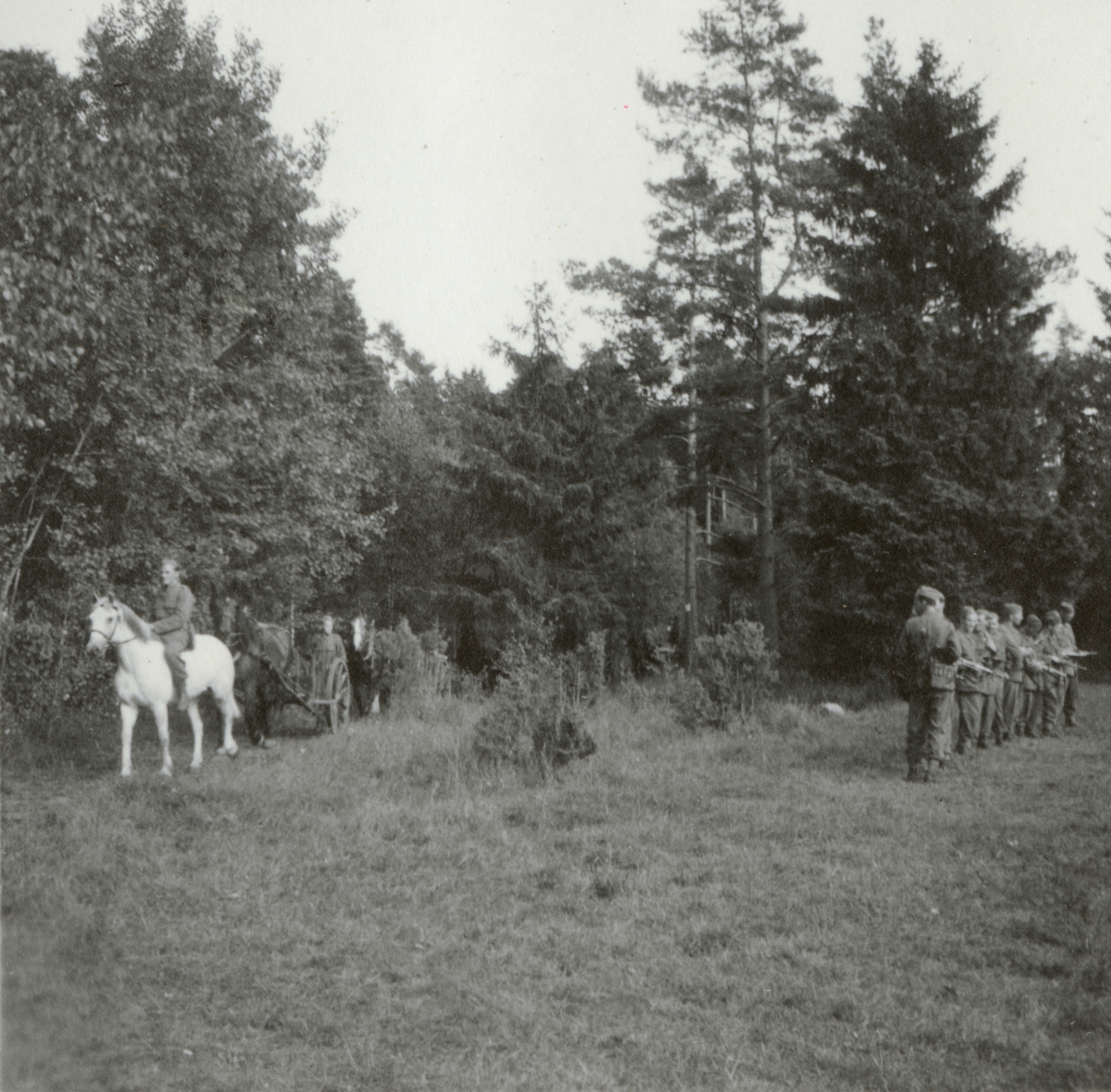 Soldater från Södermanlands regemente I 10 samlade för vapenvisitation.