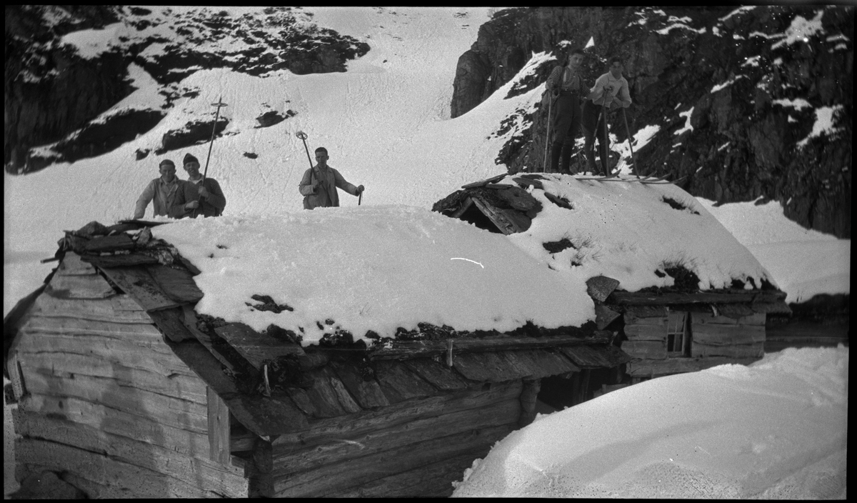 Paul Johannessen med hans tre sønner på skitur fra Fjellberg til Natlandsnuten. De passerer flere mindre støler og treffer mange andre.
