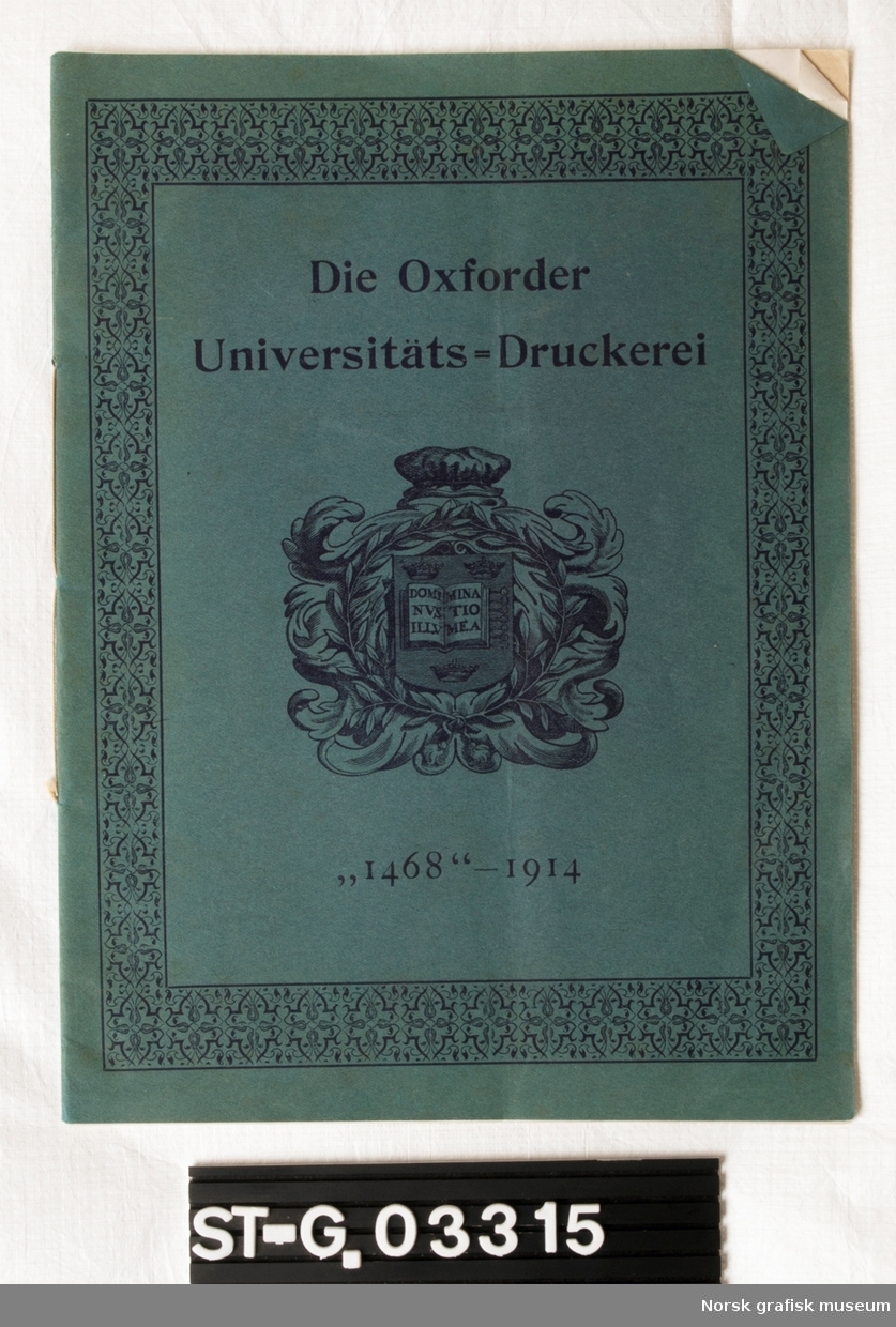 Tysk hefte/ bok med en kort beskrivelse av trykkeriet Oxford University Press og deres lange historie fra 1468-1914.