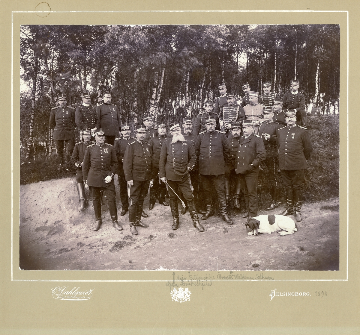 Grupporträtt av officerare vid Norra skånska regementet P 6, Helsingborg 1898.