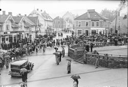 17. mai feiring 1931. Folketog i gaten ved Notodden torg. Ti