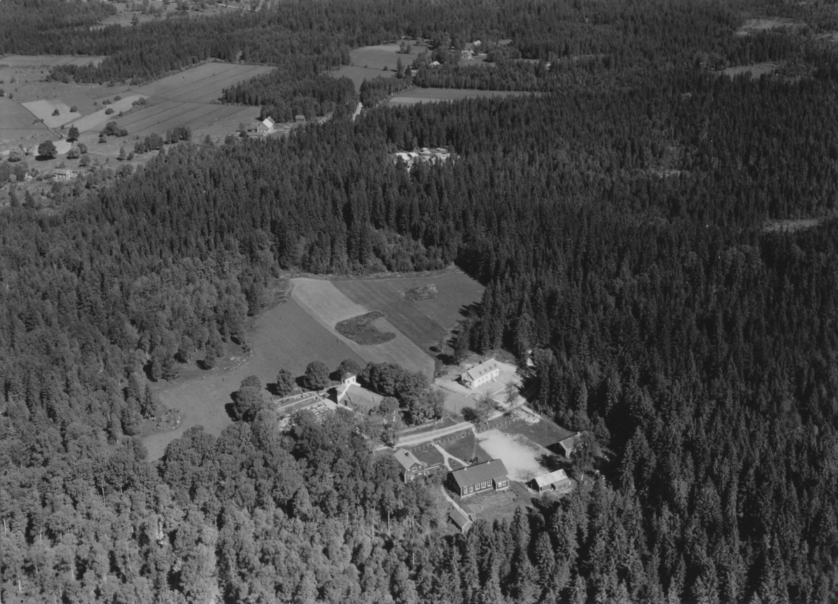 Flygfoto över området med Dannäs kyrka, i Värnamo kommun. Nr. L. 625