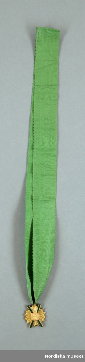 Huvudliggaren:
"a-f, Påse, innehållande föreningstecken.
a) Påse av vitt siden, broderad, använd till förvaring av föreningstecken.
b) Frimurarförkläde.
c) Nyckel av förgylld metall i grönt band.
d) Stjärna med kors, i grönt band.
e) Nyckel av vitt ben. 
f) Svärd, hängande i vit rosett.
G. 28/3 1908 från Höglund, C. fru. född Werner, Stockholm."