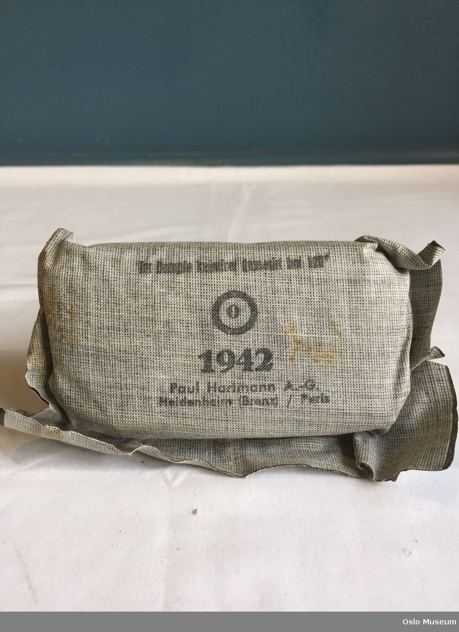 Bandasje i forseglet pakke fra 2.verdenskrig.