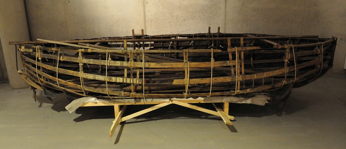 Segelduksbåt där stommens delar, spanter m. m, hopfästes med surrning. Utanpå stommen fanns ett överdrag av tredubbelt, fernissat ballongsiden. den isärtagna båten kunde fällas ihop. Den färdiga båtens totalvikt var ungefär 50 kg och dess bärkraft med 25 cm fribord 700 till 800 kg. Till båten hörde åror av träskivor med hål för fastsurrning samt stänger, samt
fyra fendrar, stoppade med halm och klädda med ballongsiden.

A: Båt
B-S: Träbitar, delar av relingen med mera
T-W: Fendrar
X-Y: Åror
Z-Å Köl
BB-DD: Träbitar

Se också APXP.31 som är ett årblad tillhörande båten. Den är ihopsatt av tre delar och består av APXP.31 samt APXP.98A-B.