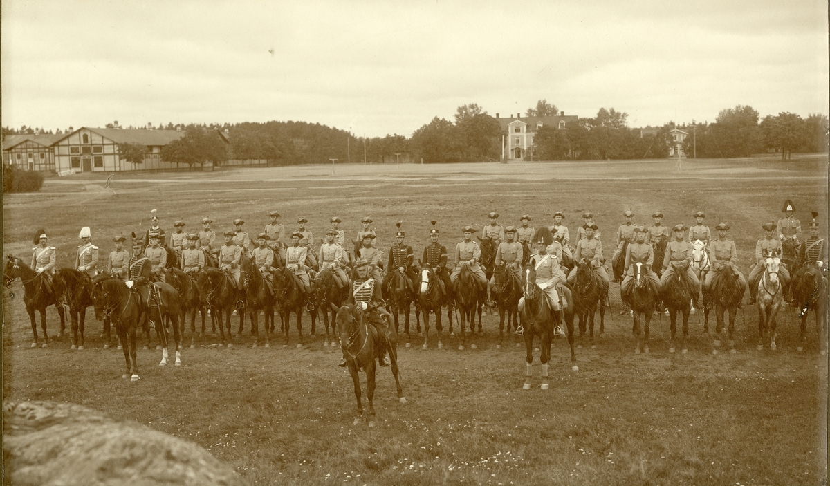 Grupporträtt av officerare från olika kavalleriregementen.
För namn, se bild nr. 2.