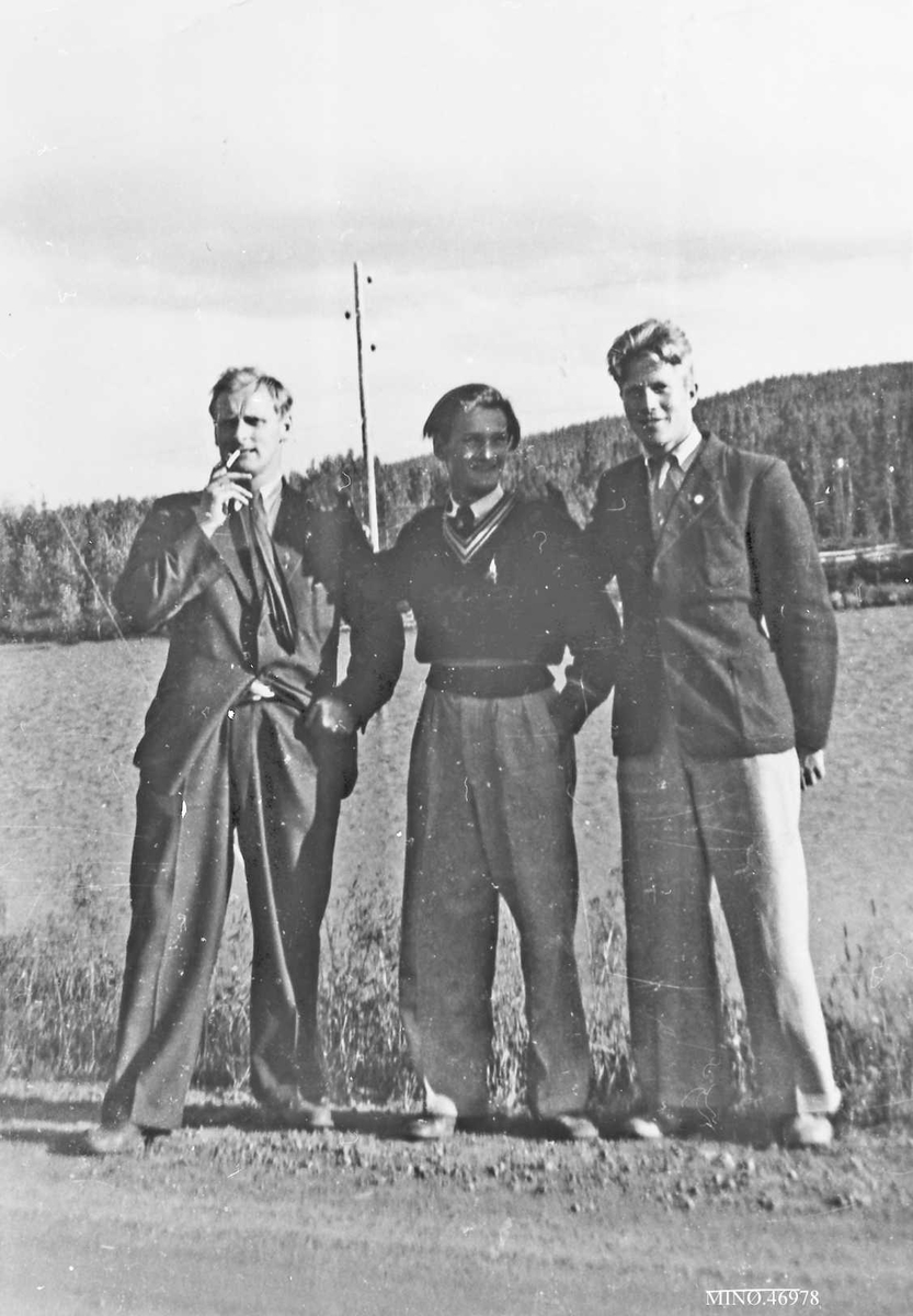 Fra v. : Hans Thoresen(sjåfør), Olav Dalen, Per Arnfinn Bergebakken, i Sverige på Orienteringsløp. 