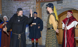 Biskop Mogens hytter med neven mot en adelsmann mens kardinalen og andre middelalderborgere står og ser på.