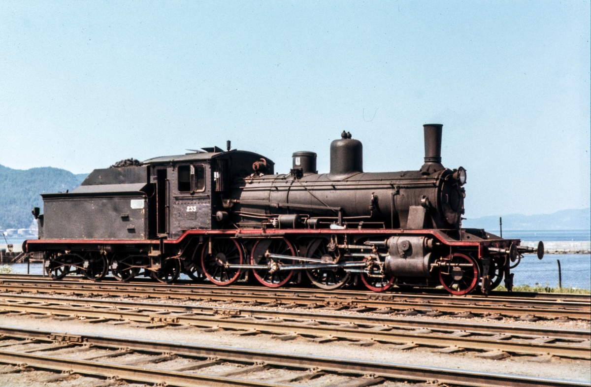 Damplokomotiv type 18c nr. 233 på driftsbanegården på Trondheim stasjon.