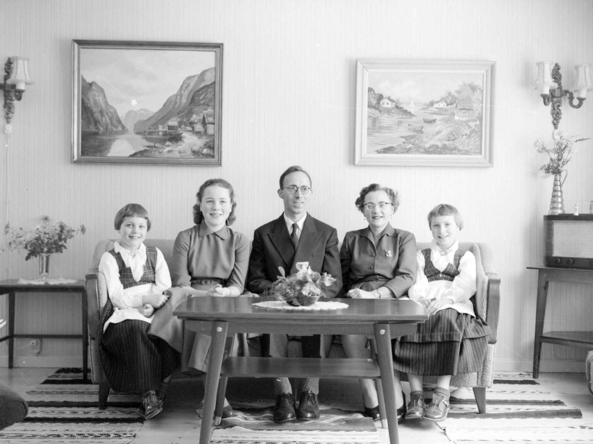 Konfirmasjon. Familiegruppe fra v.: Kari, Randi, Reidar, Bjørg, Birgit Kåring