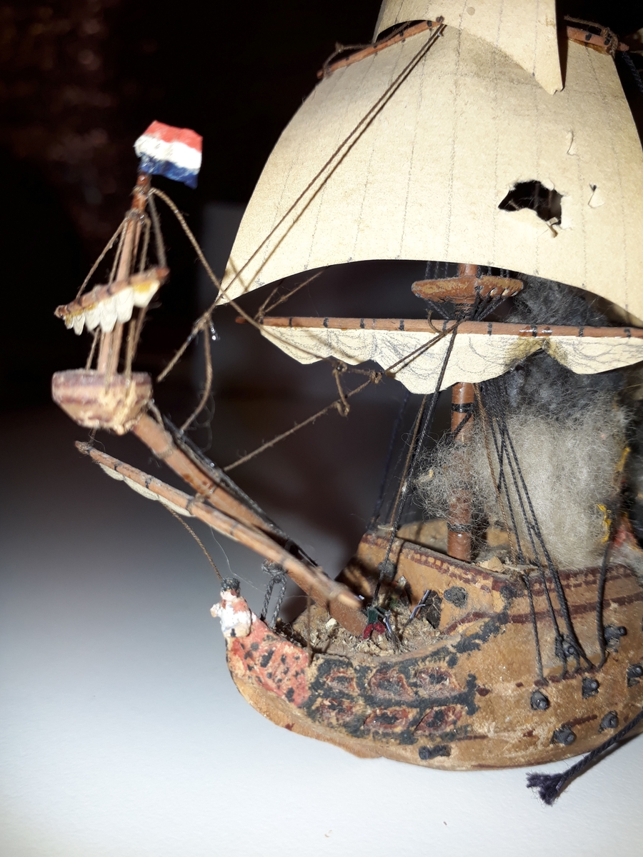 Miniatyrmodell av Jupiter med holländsk flagga. Riggen skadad.