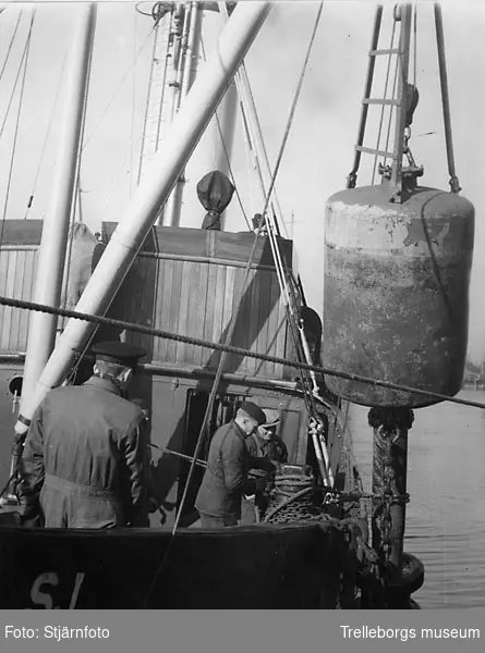 Några sjömän jobbar på bogserbåt Trelleborg SJ.
