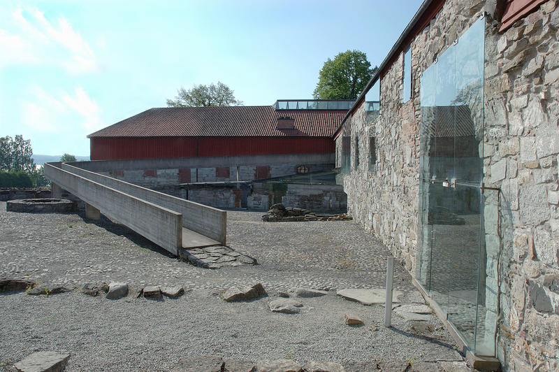 Inne i middelalderborggården har Svere Fehn fått konstruert ei betongrampe med fasong etter ringmuren. (Foto/Photo)