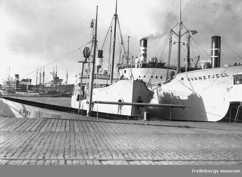 Båtar i hamnen. Båten närmast kajen är M/T B.T.IV. Den anlände i Stockholm 1937.Den andra båten heter Svanefjell.