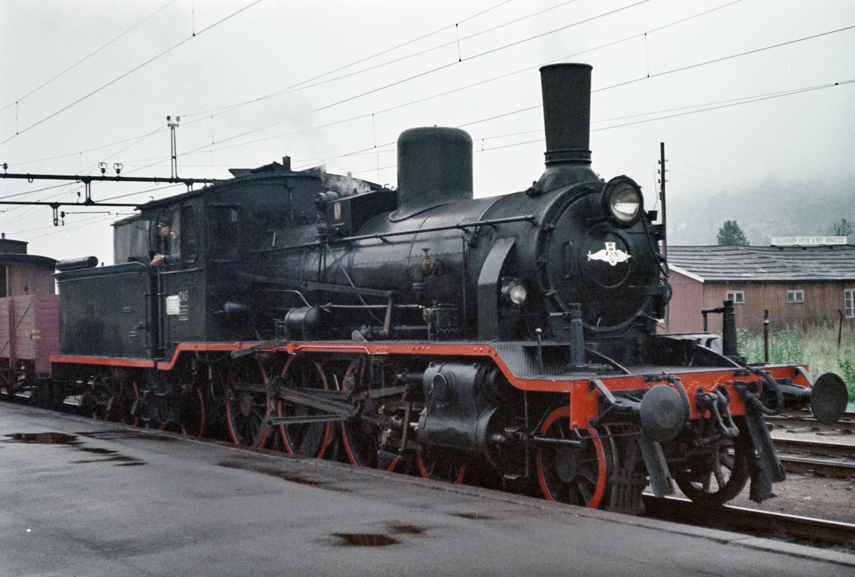 A/L Hølandsbanens veterantog til Krøderen på Hokksund stasjon. Toget trekkes av damplokomotiv 18c 245.