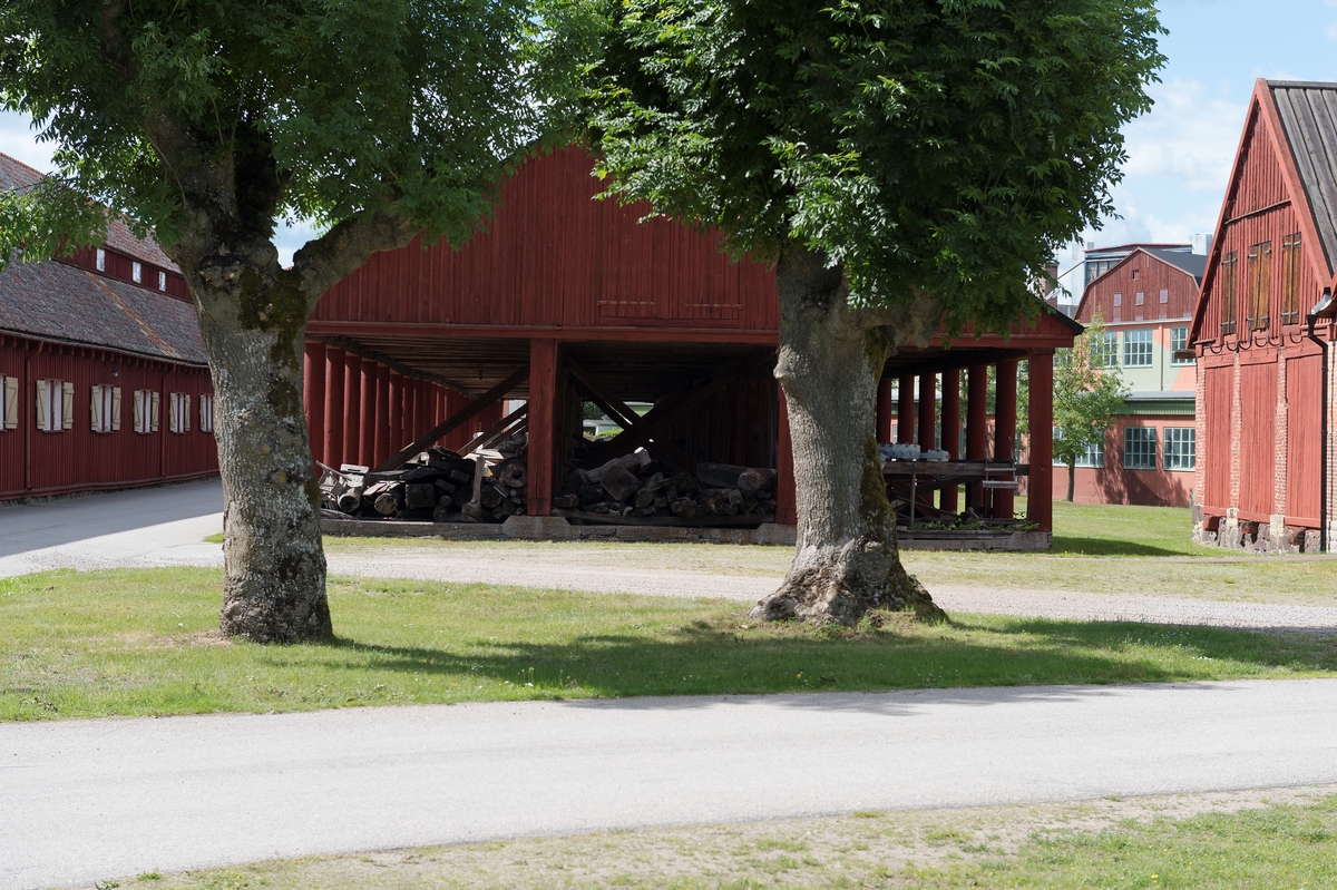 Fotodokumentation av byggnader på Lindholmen i Karlskrona. Till vänster: Repslagarebanan. Mitten: Slitaget byggdes omkring 1850 användes som ett virkesskjul. De runda träpelare ska ha varit utrangerade mastträn. Byggnaden är ca: 96 meter. Till höger:  Skjul för förvaring av ekvirke. Skjul 13, 14, 15. Dessa ritades av överstelöjtnant-mekanikus Jonas Lindströmer. Byggnaderna uppfördes omkring sekelskiftet 1800. Mellan Slitaget och skjulet för ekförvaring skymtar MTB-hallen.