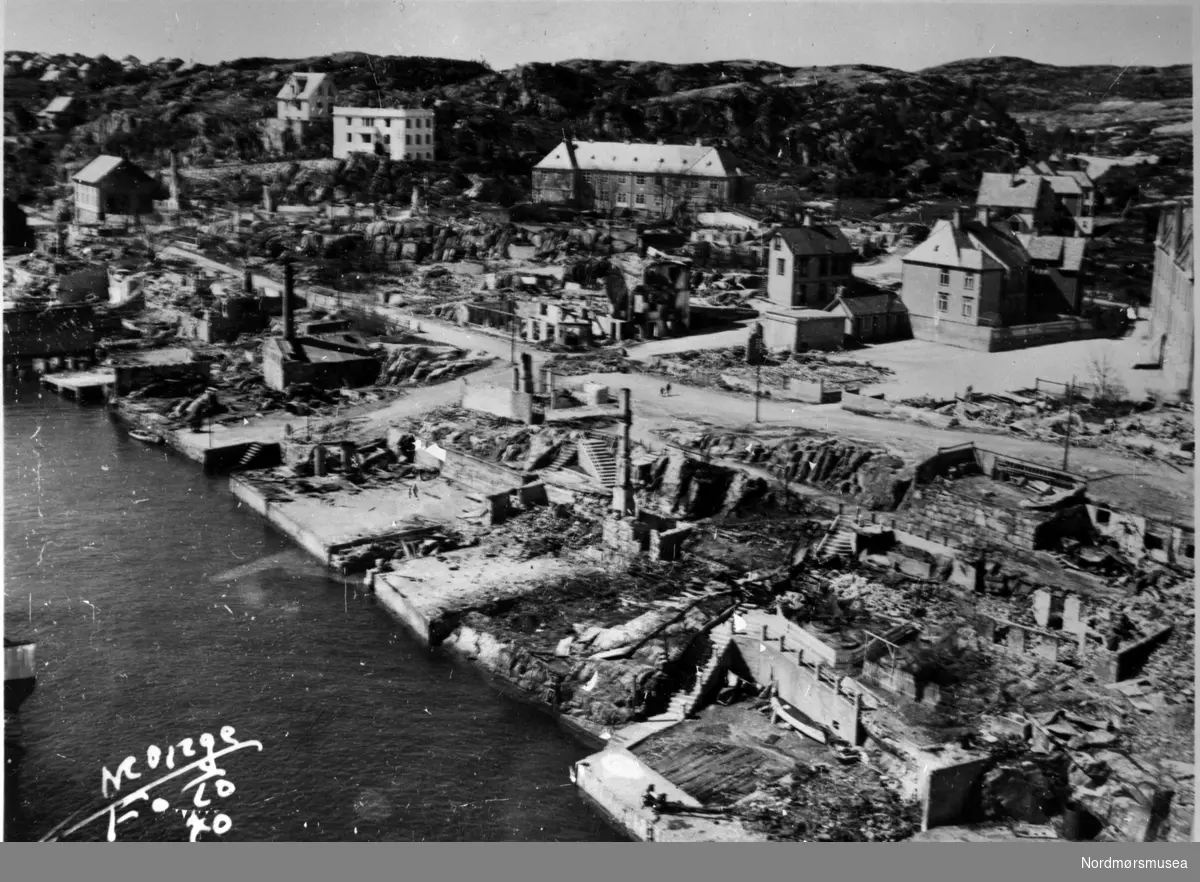 Arken, Gomalandet skole, Goma mot Nordsundet etter bombing 1940. Monge ...