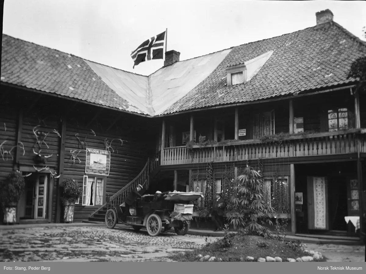 Kongsberg, Hotell Victoria, med bil utenfor og vaiende flagg, 1.8.1910