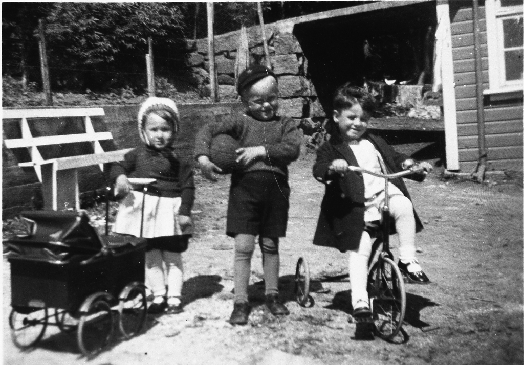 F.v. Randi Bryne (10.3.1936 - ), Bjarne Lende (?) og Grete Bryne g. Dahle (21.12.1933 - ). Dei hadde nettopp fått ny dokkevogn.