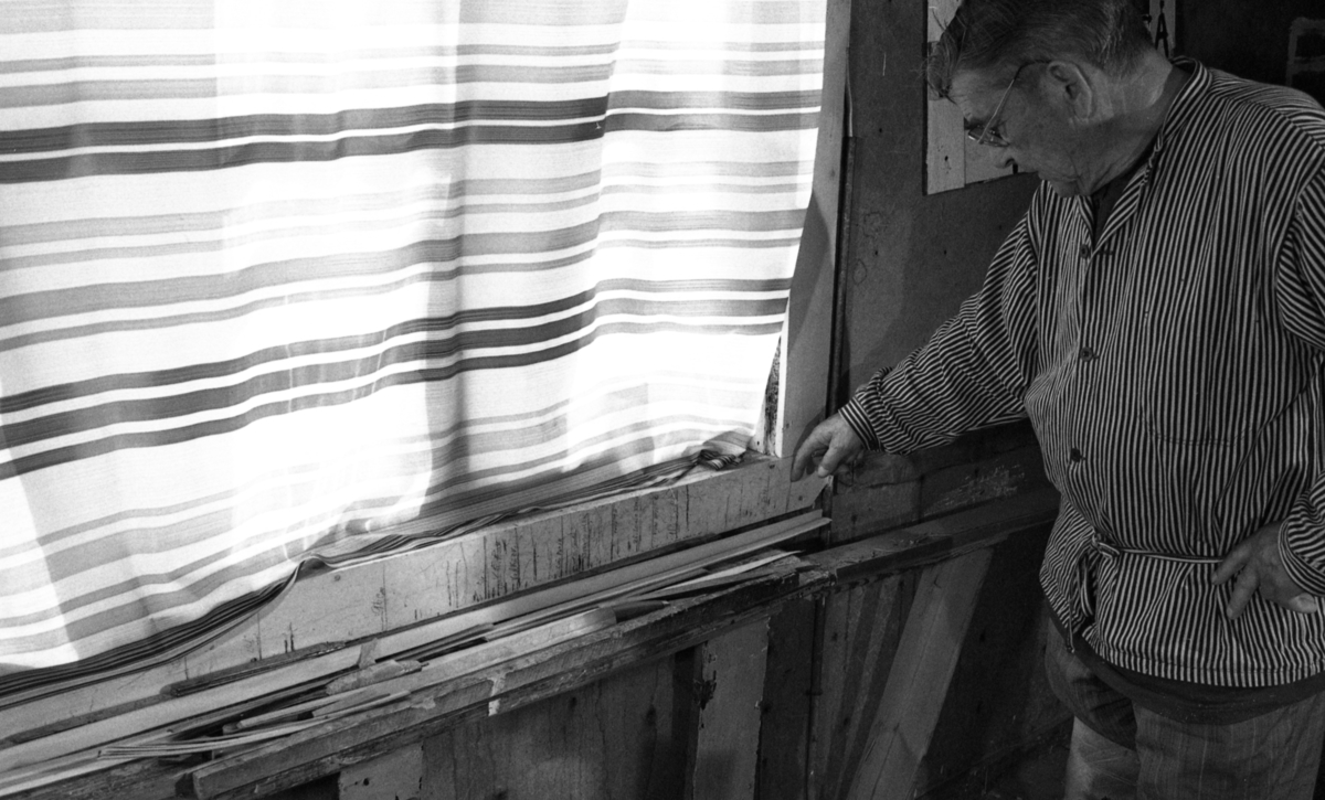 Einar Nilsen måler opp bånd ved Nilsens kurvfabrikk