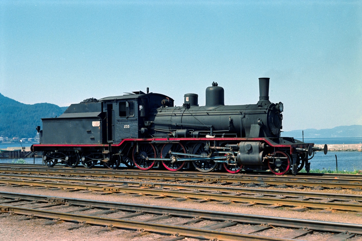Damplokomotiv type 18c nr. 233 i skiftetjeneste på Trondheim stasjon.